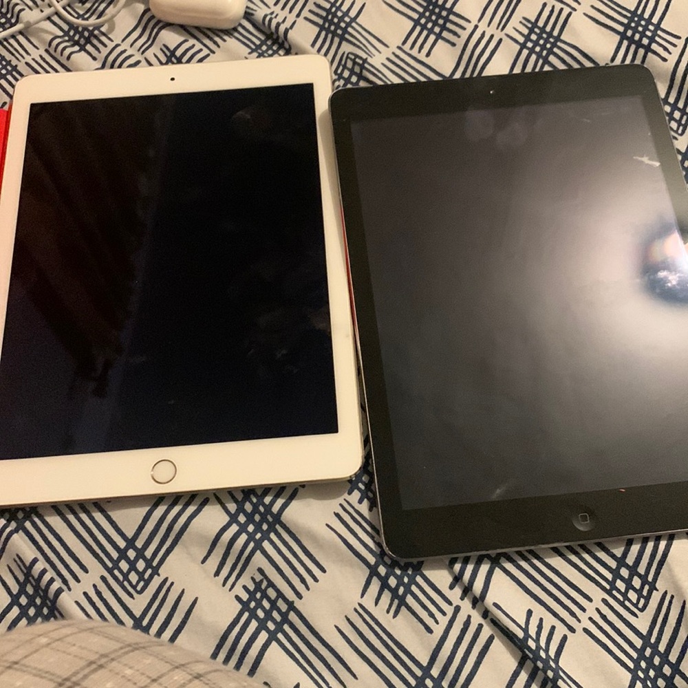 Two unlocked iPads for parts both unlocked and reset jus need to be fixed